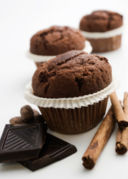 Muffin al cioccolato con mandorle e cannella