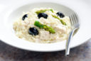 Risotto al pollo, olive nere ed asparagi