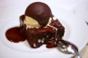 Brownies alle noci e cioccolato con gelato