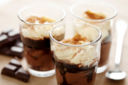 Coppe di mascarpone e cioccolato con panna