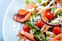 Insalata mista con salmone affumicato