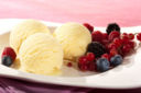 Gelato alla crema con salsa ai frutti di bosco dei menù di Benedetta