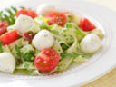 Tagliatelle con pesto di rucola, pomodorini e mozzarelline
