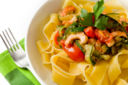 Pappardelle con verdure e gamberetti