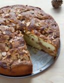 Torta di pere e mandorle con gocce di cioccolato