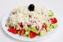 Insalata shopska con ortaggi e formaggio