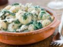 Gnocchi filanti al forno con crema di spinaci