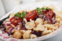 Orecchiette con radicchio e speck con cipolline