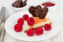 Cheesecake con lamponi e cuori di cioccolato