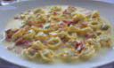 Tortellini con prosciutto in salsa di formaggi