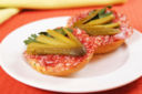 Crostini con salame piccante e cetriolini