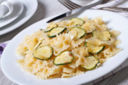 Farfalle con zucchine e formaggio