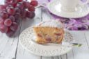 Torta di uva bianca e nera con mandorle