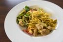 Spaghetti con pollo e verdure