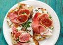 Bruschette con fichi, gorgonzola e prosciutto