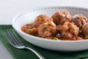 Polpette al sugo con patate e piselli