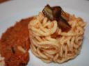 Spaghetti di melanzane su crema di funghi