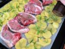 Braciole di maialino al forno con patate