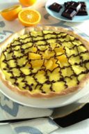 Crostata con crema dolce di arance e griglia di cioccolato