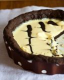 Crostata al cacao con crema al cioccolato bianco con una...