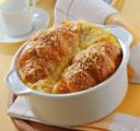 Soufflé di croissant salati ripieni di formaggi e pancetta
