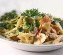 La ricetta delle farfalle saltate con broccoli e acciughe