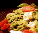 Tagliatelle al basilico con crostacei, pomodorini e salsa di ricotta e limone