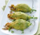 Fiori di zucca ripieni con salsiccia e zucchine
