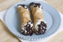 Cannoli di pasta sfoglia con crema e cioccolato