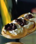 Crostini alla ricotta e crema di olive