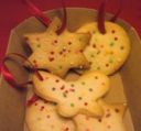 Biscotti rotondi, a forma di stella, di cavallo a dondolo e farfalla. Biscotti di natale