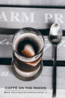 Caffè on the rocks con yogurt alla liquirizia