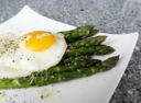 Uova asparagi e formaggio