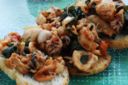 Bruschette con vongole, cozze e calamari