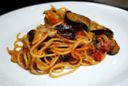 Spaghetti con melanzane e pomodorini crudi