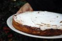 Pan di Spagna farcito con crema e fichi neri