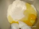 Girelle di pasta brioche e sfoglia con uvetta e mandorle