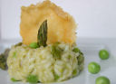 Risotto asparagi e pisellini novelli, con cialda di parmigiano