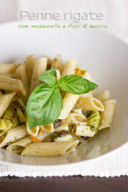 Penne rigate con mozzarella e fiori di zucca
