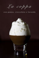 Coppa con panna, cioccolato e lavanda