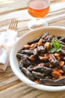 Cavatelli neri, cicerchie e frutti di mare