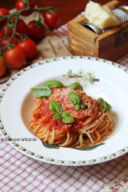 Passata di pomodoro e spaghetti col sugo