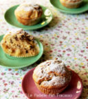 MUFFIN ALLA PESCA CON GOCCE DI CIOCCOLATO E CANNELLA