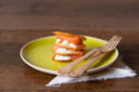 Antipasto di Natale: millefoglie con patate, salmone, yogurt greco e aneto