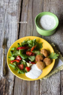 Insalata di pomodori e avocado  con polpette di lenticchie rosse