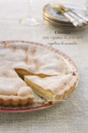 Crostata con ripieno di crema e copertura di savoiardo