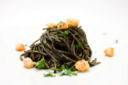 LINGUINE CON NERO DI SEPPIA, SALMONE E CAVIALE ROSSO