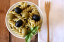 Pasta fredda con pesto di olive e basilico