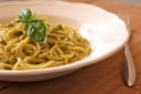 Spaghetti con crema di piselli e basilico