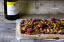 Tarte al Moscato con pesche, frutti rossi e basilico